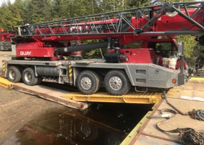 Transport of a 110-tonne crane and metal structures by barge